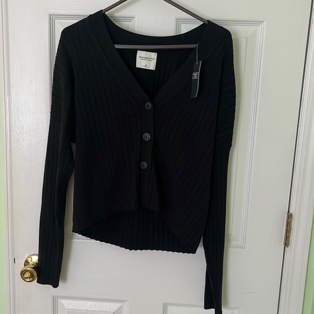 Abercrombie & Fitch Women’s black cropped cardigan. Size medium.